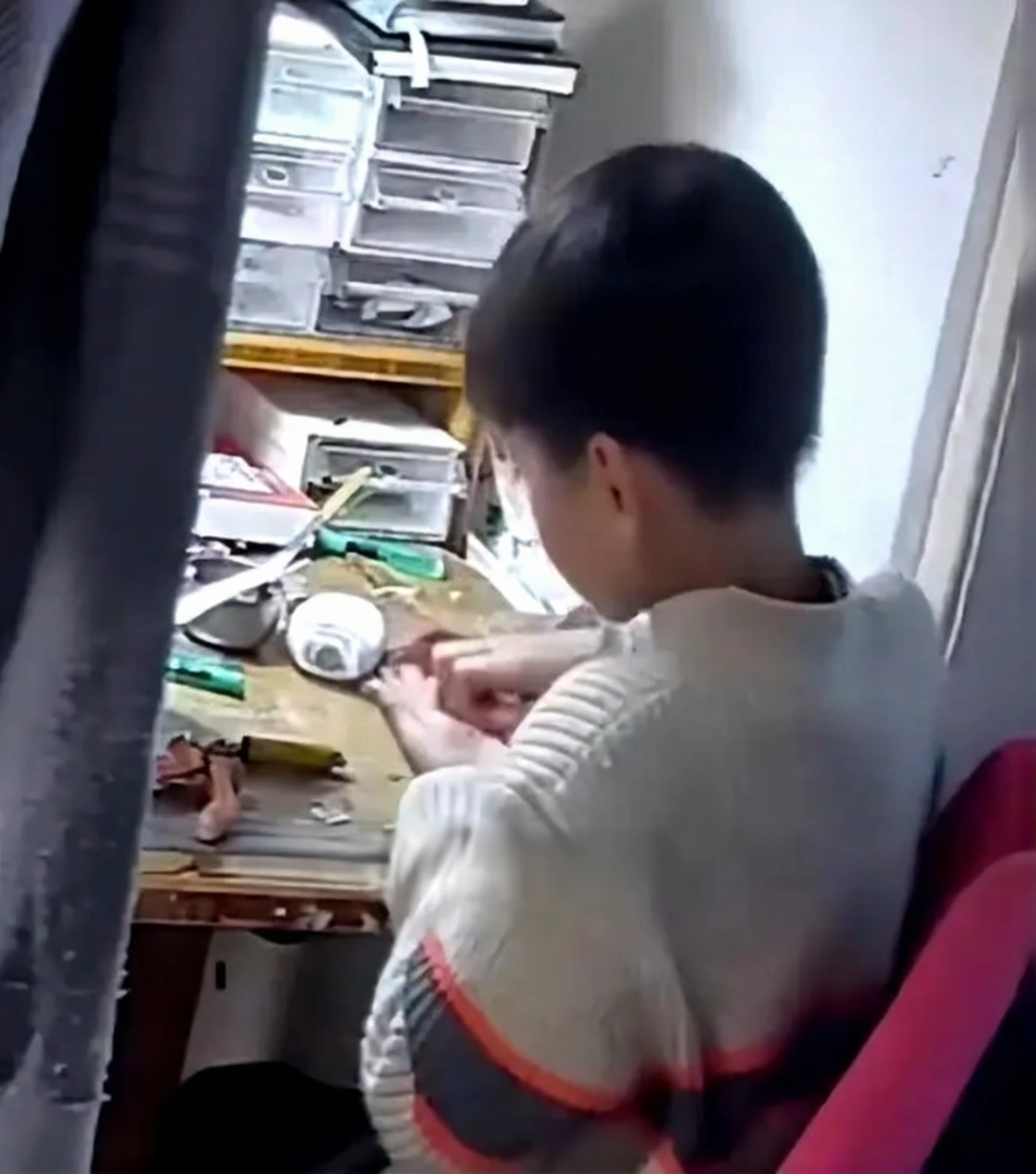 A screenshot from a viral video showing a woman holding damaged segments of a gold necklace destroyed by a toddler.