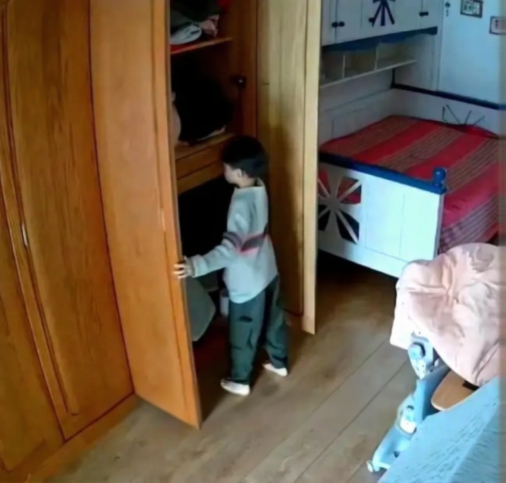 Several cut pieces of a valuable gold chain necklace held in a person's hand.