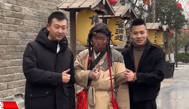  Close-up of Li Jinxiao, the professional beggar actor in Henan, holding a wooden bowl with a sad expression for his performance.