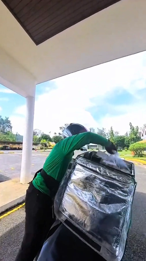 Detailed breakdown of financial compensation awarded to the GrabFood rider in 2025.