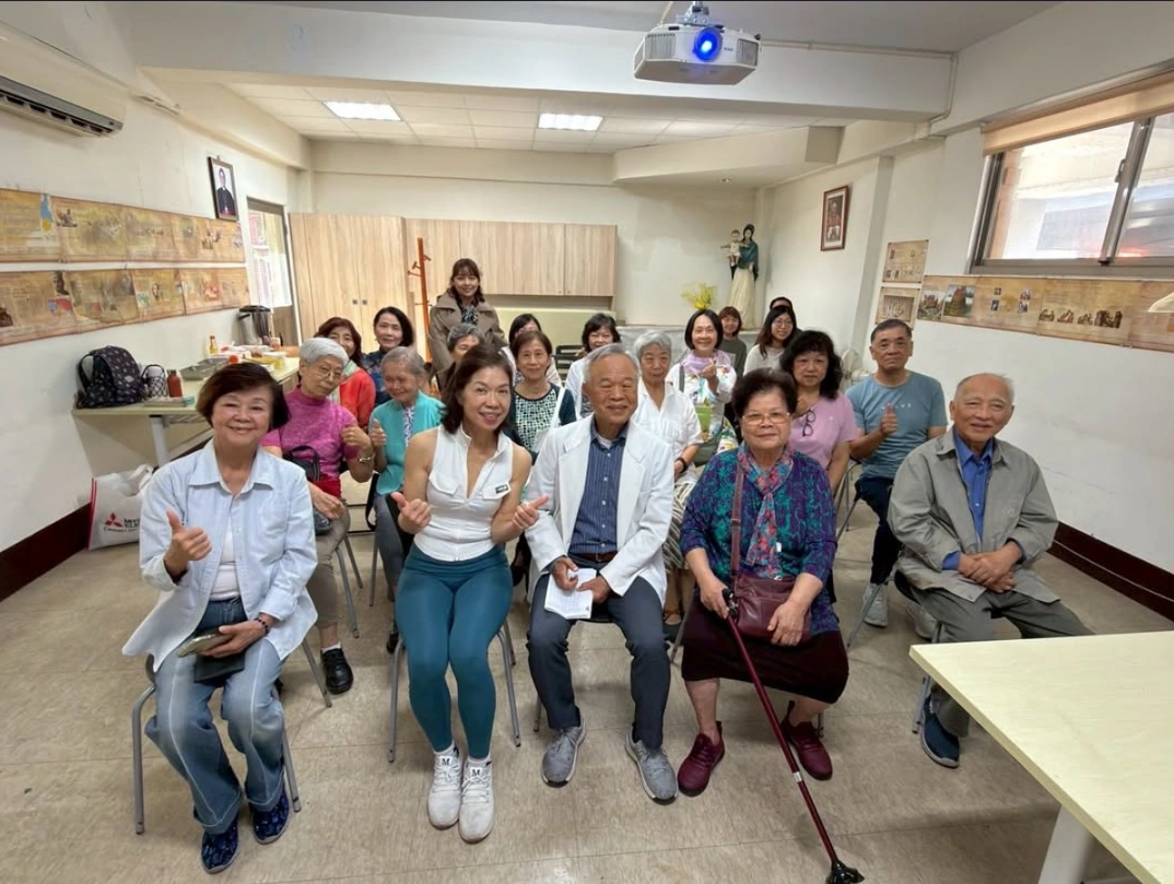  Close-up of the bodybuilding grandma focusing during a workout session.