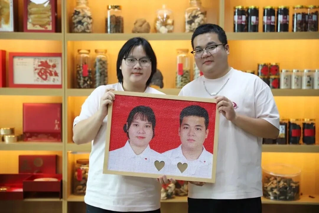 Close-up photo of the husband and wife looking like identical twins