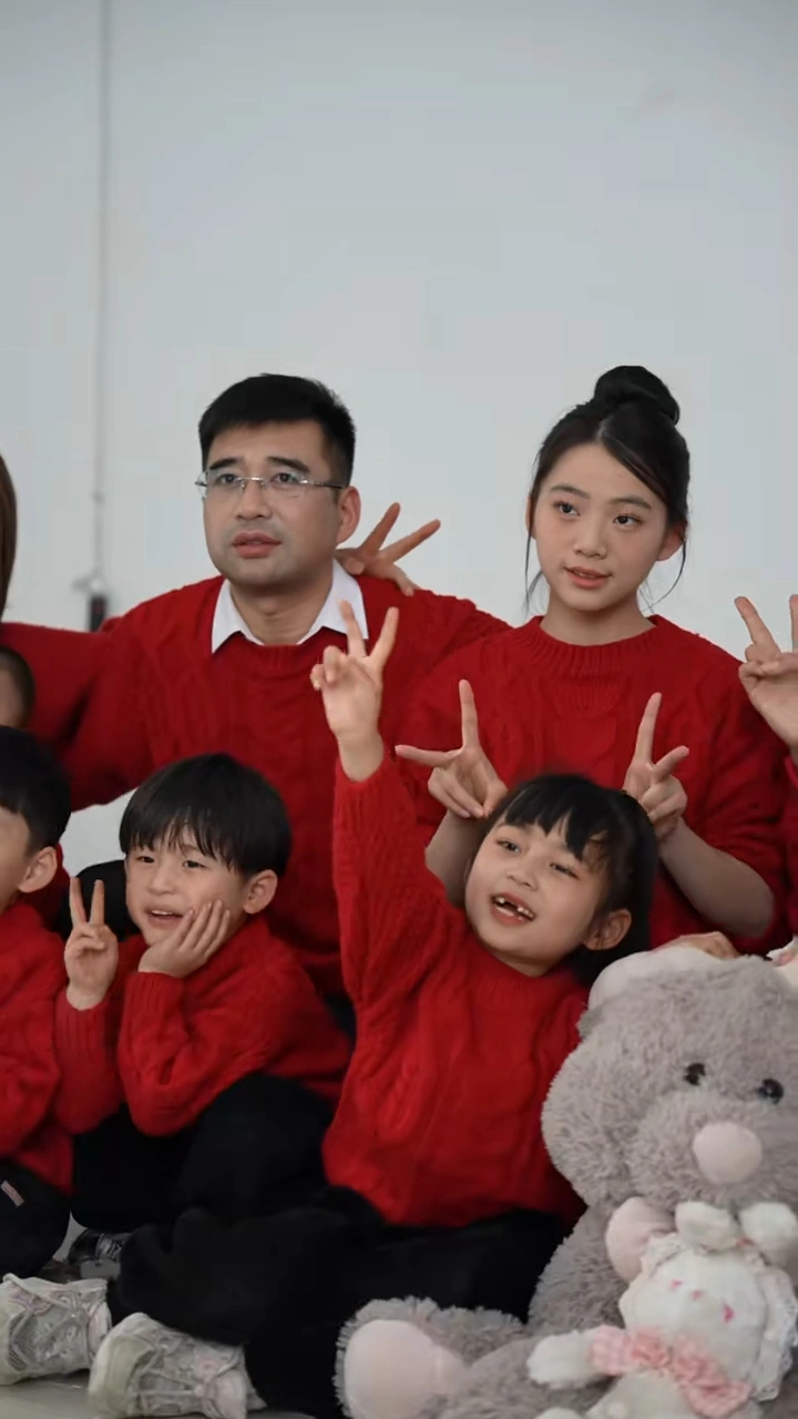 Tian Dongxia holding her youngest baby