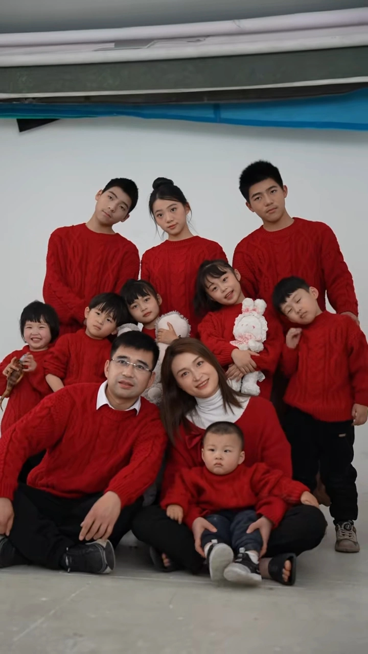 Large Chinese family of 13 children posing together