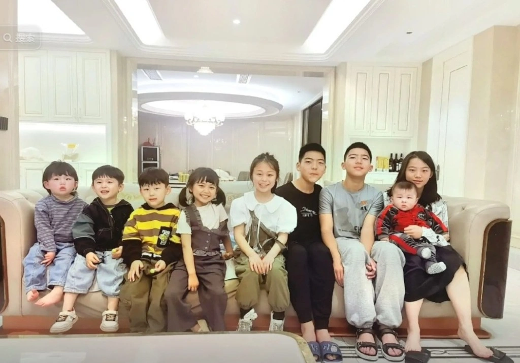 Zhao Wanlong and Tian Dongxia with their children