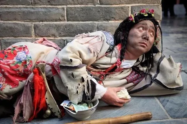  Tourists giving food and attention to the professional beggar actor Li Jinxiao in Henan province.