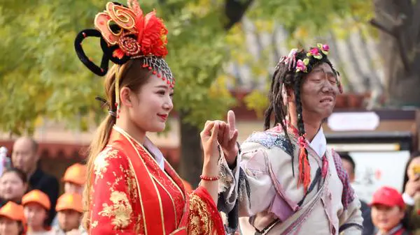 Viral Chinese actor Li Jinxiao interacting with tourists while performing as a historical beggar.