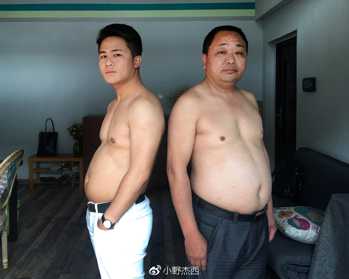  Chinese family members posing together before their 6-month weight loss transformation journey.